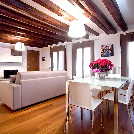 Good Wine Apartman *