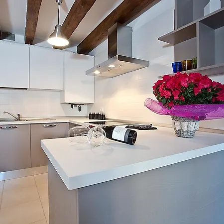 굿 와인 아파트먼츠 *