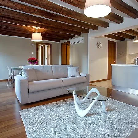 굿 와인 아파트먼츠 *