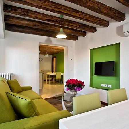 굿 와인 아파트먼츠 *