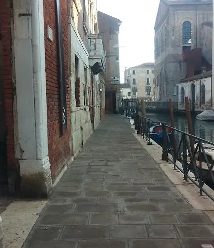 굿 와인 아파트먼츠